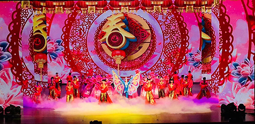 La soirée de la fête du Printemps « Nanchuan Charmant · village Amoureux » se présente parfaitement avec la troupe d'art du tourisme