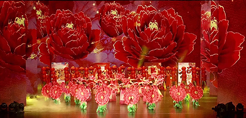 La soirée de la fête du Printemps « Nanchuan Charmant · village Amoureux » se présente parfaitement avec la troupe d'art du tourisme