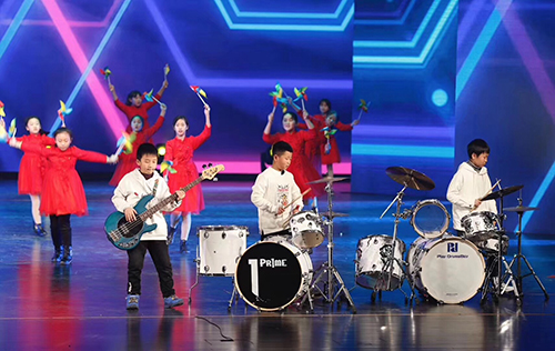 La soirée de la fête du Printemps « Nanchuan Charmant · village Amoureux » se présente parfaitement avec la troupe d'art du tourisme