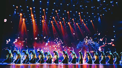 La soirée de la fête du Printemps « Nanchuan Charmant · village Amoureux » se présente parfaitement avec la troupe d'art du tourisme 