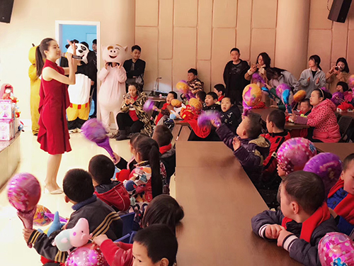 La troupe d'art « L'amour s'étend pour toujours, le sentiment sincère ne s’arrête jamais » est entrés à la maison de bienfaisance pour la quinzième fois