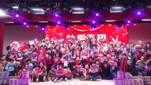 La troupe d'art « L'amour s'étend pour toujours, le sentiment sincère ne s’arrête jamais » est entrés à la maison de bienfaisance pour la quinzième fois