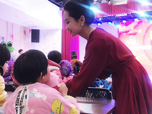 La troupe d'art « L'amour s'étend pour toujours, le sentiment sincère ne s’arrête jamais » est entrés à la maison de bienfaisance pour la quinzième fois