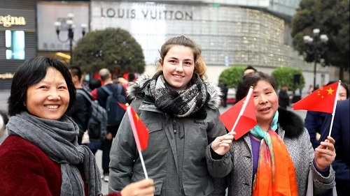 « Chanter la louange pour la mère patrie, accueillir la fête nationale avec Flash mob » - les activités de Flash mob de la troupe d'art faire aviver la ville de montagne (Chongqing).