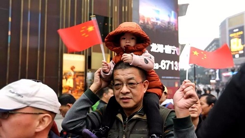 « Chanter la louange pour la mère patrie, accueillir la fête nationale avec Flash mob » - les activités de Flash mob de la troupe d'art faire aviver la ville de montagne (Chongqing).