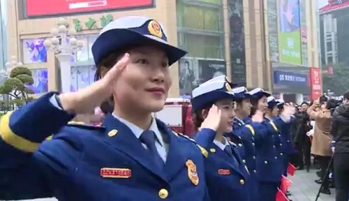 « Chanter la louange pour la mère patrie, accueillir la fête nationale avec Flash mob » - les activités de Flash mob de la troupe d'art faire aviver la ville de montagne (Chongqing).